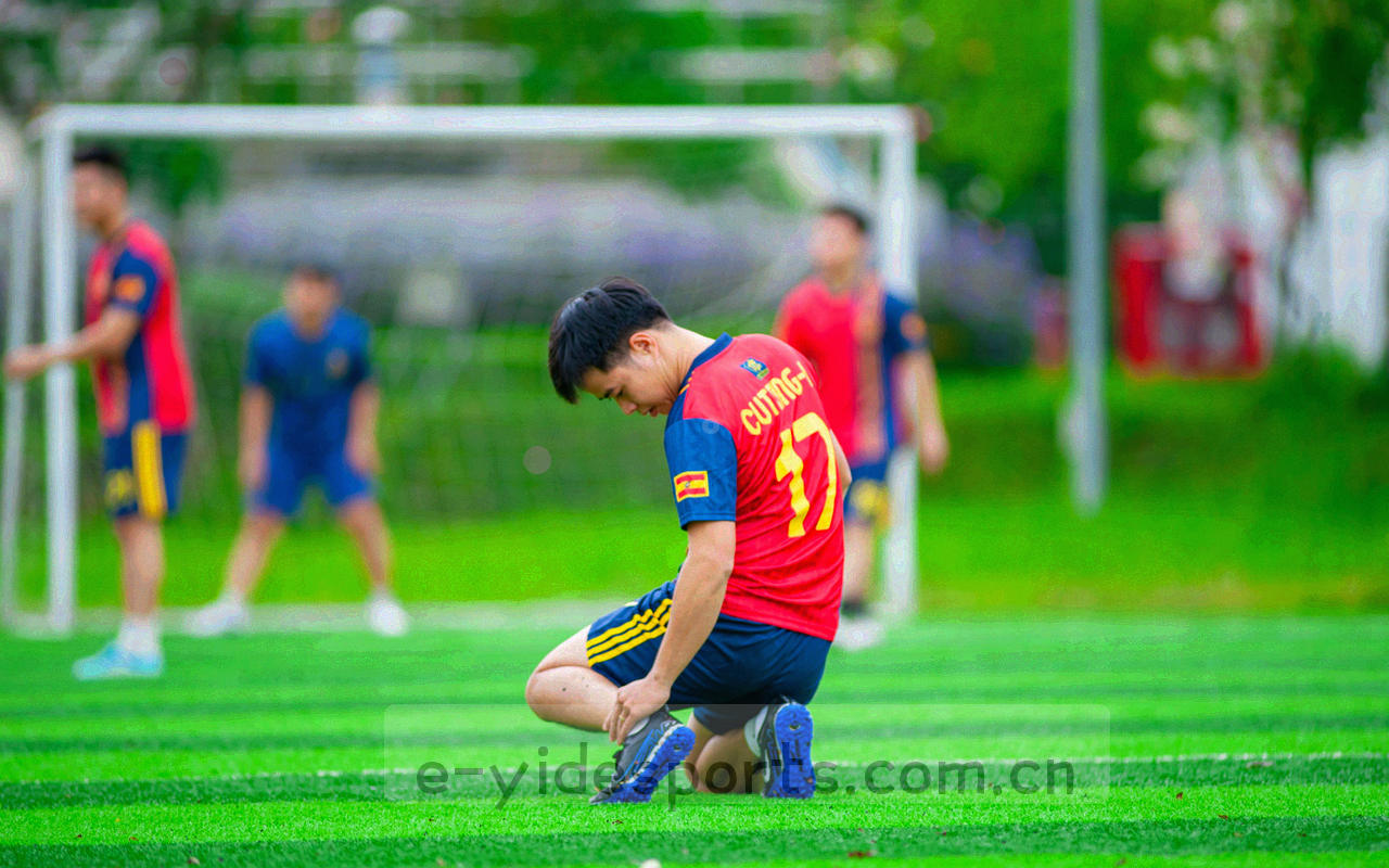 桌面双屏上的篮球数据界面，多栏排列清晰